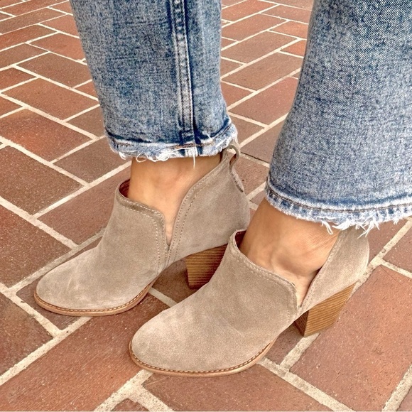 Jeffrey Campbell Rosalee Booties Block Heel Ankle Boots Gray Taupe Suede Size 7 - Picture 1 of 16